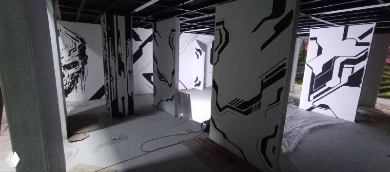 Финальный общий план локации: несколько панелей с контрастной росписью, видны пути прохода и композиционное решение интерьера.