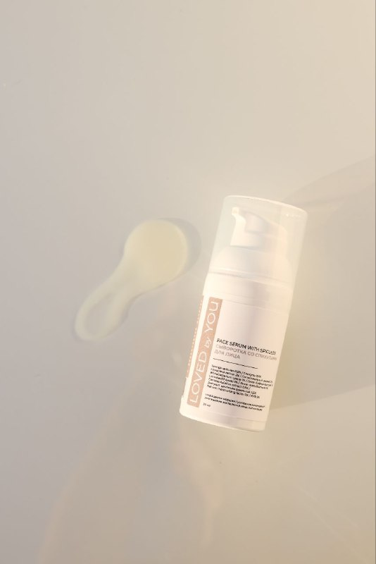 Фотография флакона сыворотки на светлом фоне; рядом видна текстура продукта — капля и упаковка, демонстрирующие дизайн и формат.