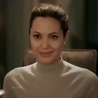 Портрет улыбающейся женщины в тёплом интерьере, нейтральный фон; иллюстрация к материалу о питании и уходе за кожей.