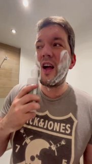 Мужчина в ванной с пеной на лице держит электробритву; сюжет показывает утренний уход и проблему раздражений кожи после бритья.