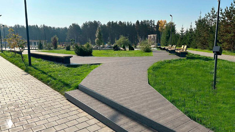 Дорожка и зона отдыха с покрытием: общий план парковой дорожки и газона, показаны варианты применения материалов в ландшафтном дизайне участка.