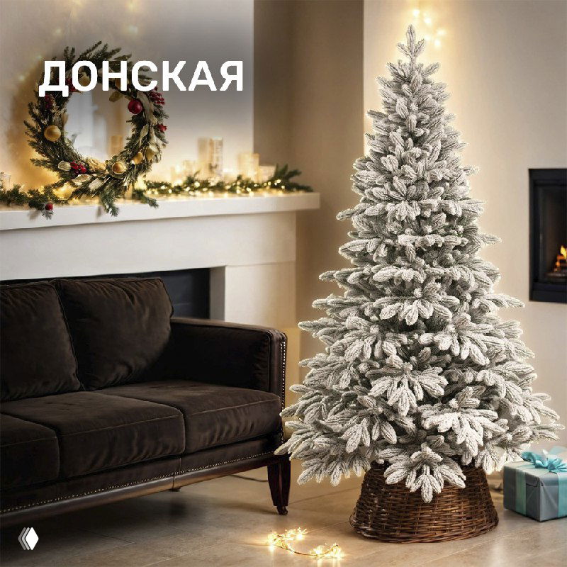 Заснеженная искусственная ёлка «Донская» в гостиной, эффект пушистого инея и зимней сказки, украшенная гирляндами и лёгким декором