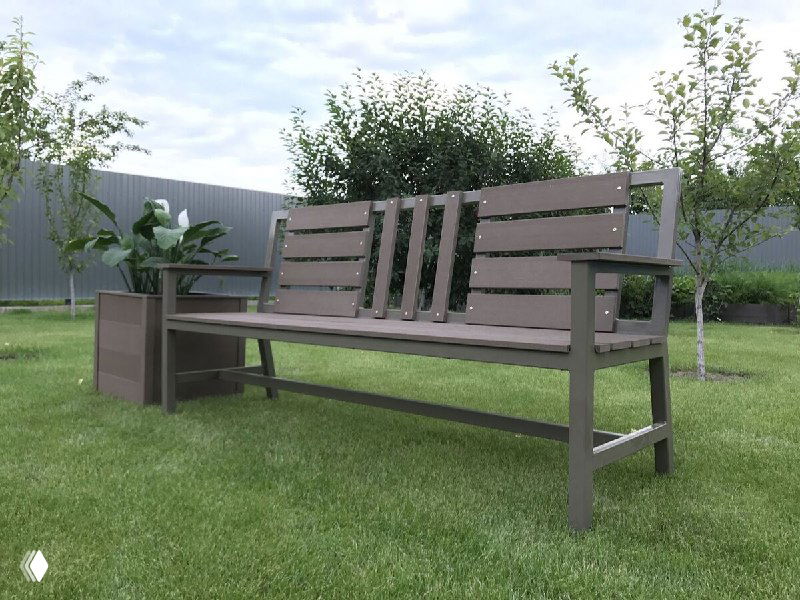 Садовая скамья и боковой столик из тёмного ДПК на газоне — уличная мебель, не требующая частого ухода и устойчивая к погоде.