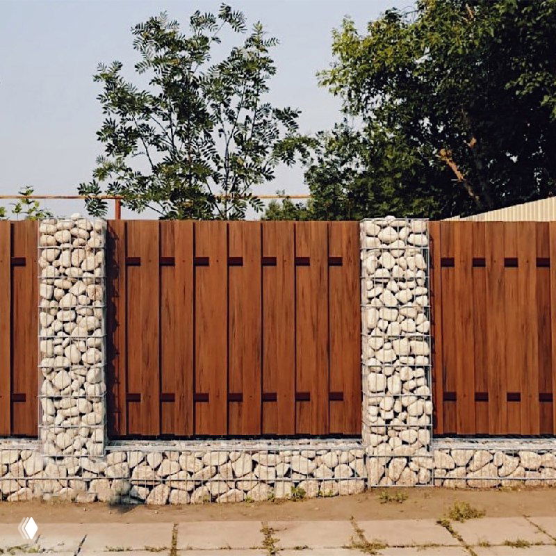 Забор из композитной доски ДПК между каменными столбами: ровные панели, древесная фактура и уличный контекст