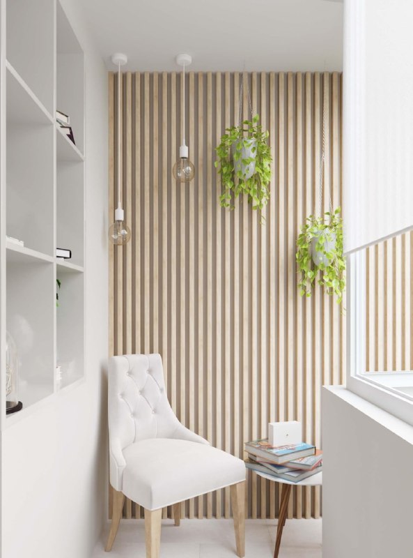 Лоджия с узкими брусьями из ДПК, подвесные растения, кресло и столик — компактная зона отдыха и декор балкона.