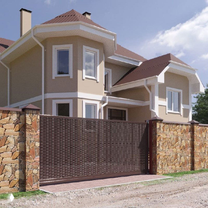 Полимерный забор и ворота коричневого цвета у частного дома на фоне фасада; плетёная структура забора сочетается с каменной оградой.