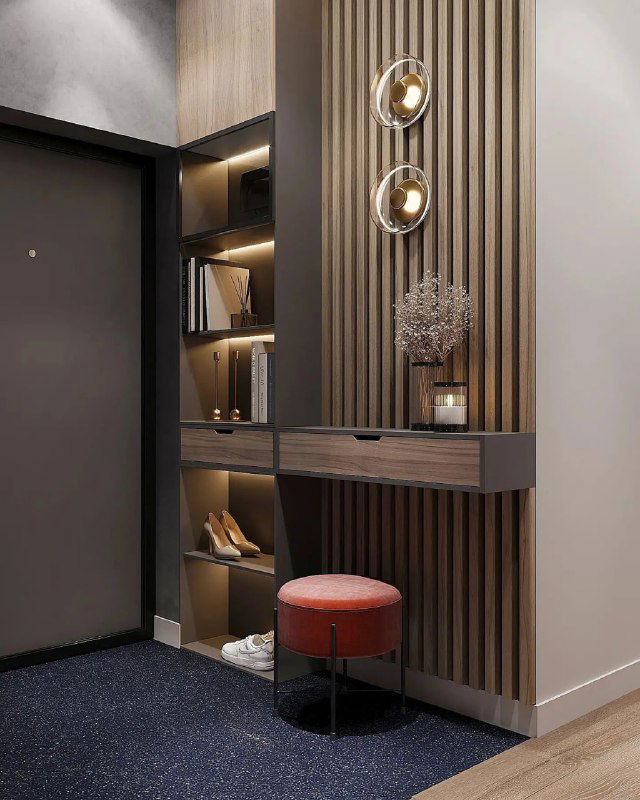 Прихожая с темными брусковыми панелями, встроенными полками и подсветкой; компактное решение для хранения и декора.