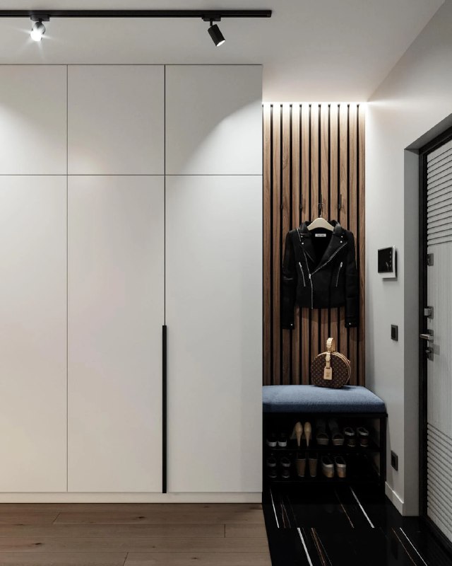 Прихожая с узкими брусками на стене, скамьей для обуви и аккуратной системой хранения — функциональный и стильный коридорный интерьер.