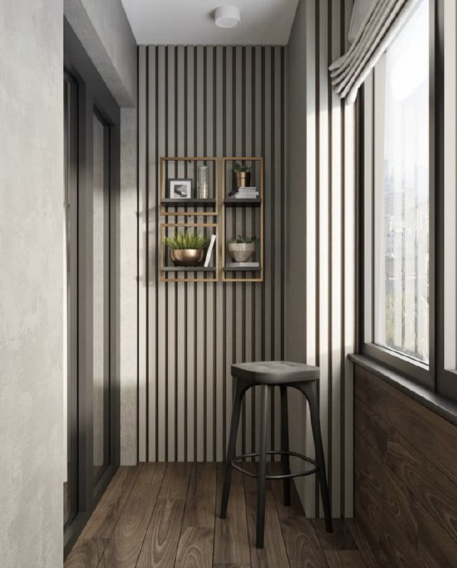 Балкон или лоджия с влагостойкими ДПК-панелями, барный стул и небольшая полка — компактный уютный уголок для отдыха и чтения на свежем воздухе.