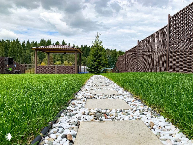 5 способов оформить участок с рулонным газоном