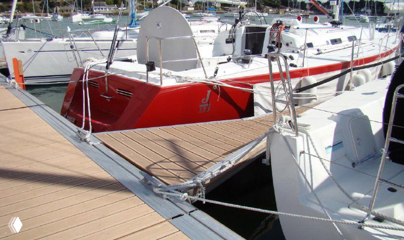 Пирс и причал с яхтами, близкий план палубы и причального настила — демонстрация устойчивости композитного настила к воздействию воды и влажной среды.