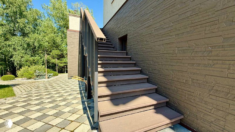 Ступени террасы из древесно‑полимерного композита: антураж дома, ровные секции, отсутствие следов износа и деформации спустя годы эксплуатации