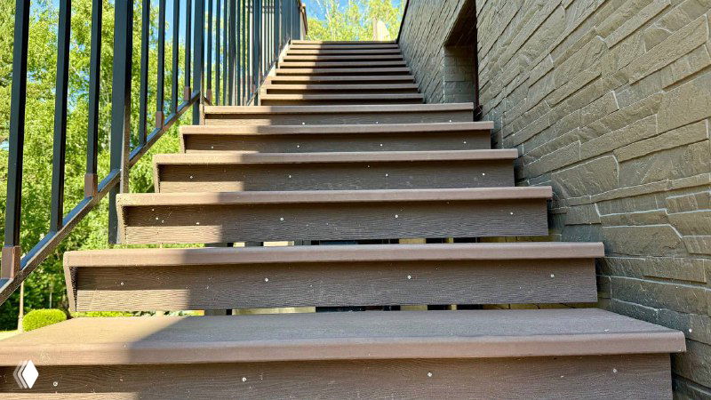 Крупный вид лестничных ступеней из ДПК под другим ракурсом: текстура материала, надёжная установка и отсутствие повреждений после длительной эксплуатации