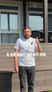 Мужчина в белой футболке показывает большой палец на фоне террасной доски из ДПК под солнцем; видны оттенки доски и часть фасада дома, на фото текст.