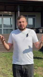 Клиент на фоне новой террасы: мужчина в белой футболке с петличным микрофоном рассказывает о выборе ДПК и впечатлениях от результата.