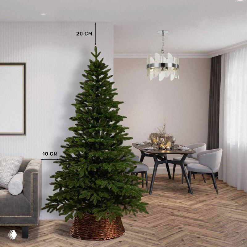 Высокая искусственная ёлка в интерьерной сцене с обозначением примерной высоты и расстояний до потолка — пример подбора размера для комнаты.