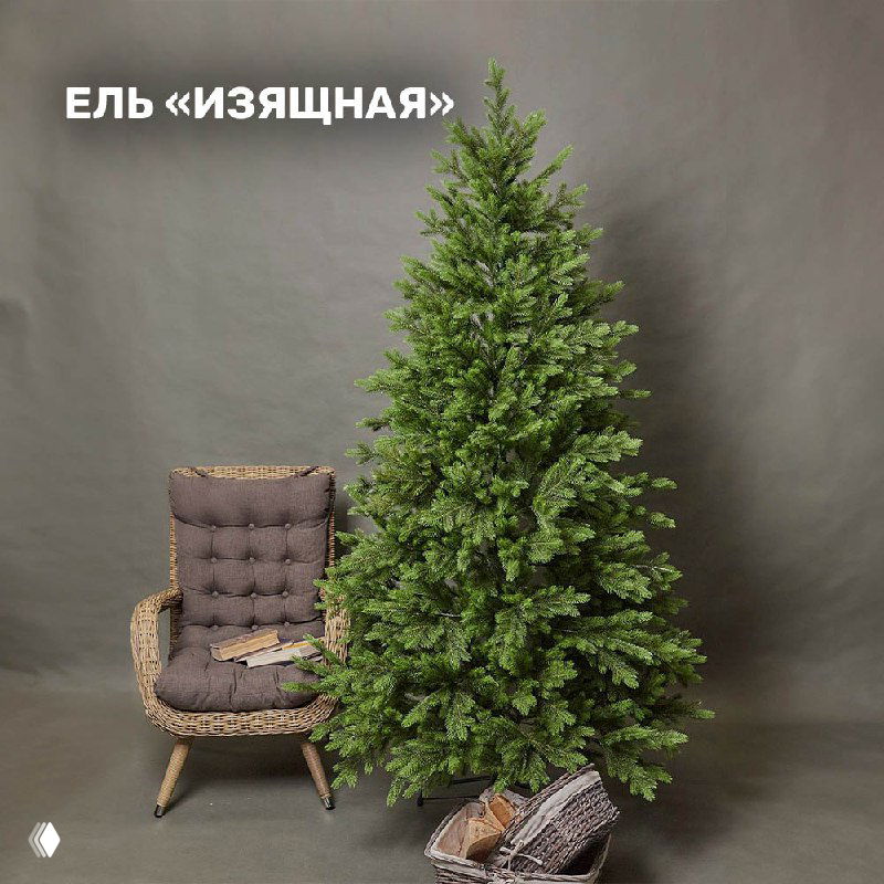 Струнная фотография модели «Изящная»: стройная искусственная ель рядом с креслом, светло‑зелёный натуральный тон и тонкие веточки.