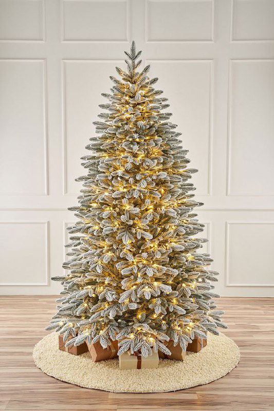 Заснеженная Самарская ёлочка в полный рост, равномерное покрытие «снегом», тёплая гирлянда и аккуратные подарки у основания.