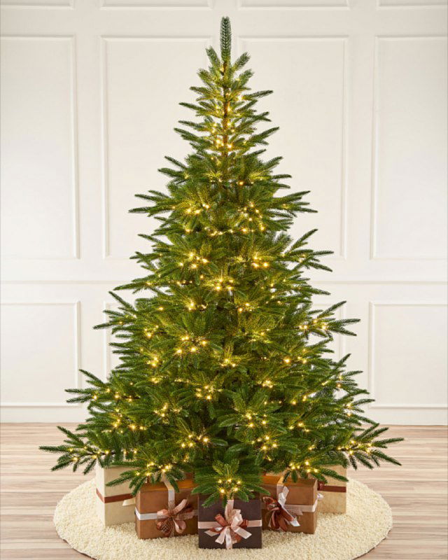 Искусственная ёлка модель Пальмира — зелёная ёлка со встроенной гирляндой, студийное фото товара на нейтральном фоне с подарками, товар LetoMarket.