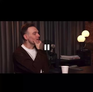 Мужчина в студии у микрофона в уютной комнате, на столе книги и чашка; превью-кадр подкаста/интервью к рассуждению о маркетинге и стратегии.