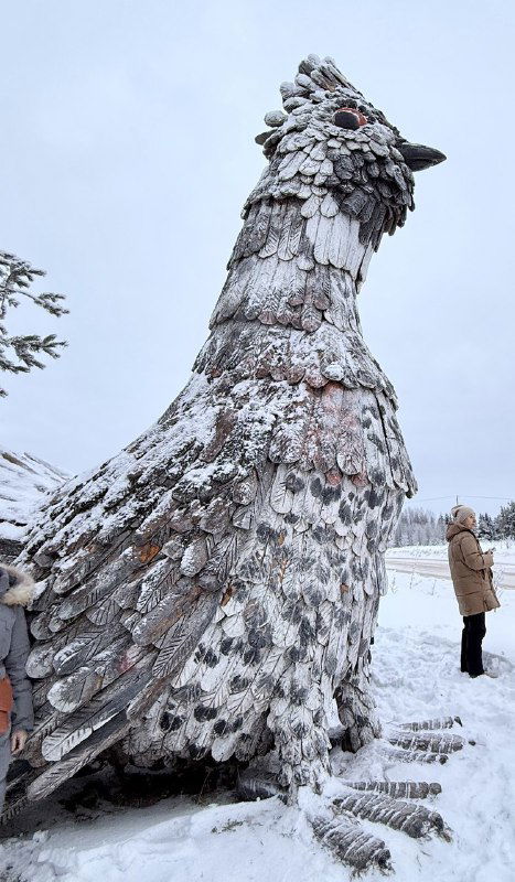 Алена Валькова и деревянные скульптуры в Голубино