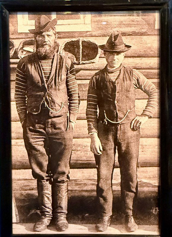 Старинная чёрно‑белая фотография двух моряков в рамке как музейный экспонат; портретный снимок, демонстрирующий одежду и быт прошлого.