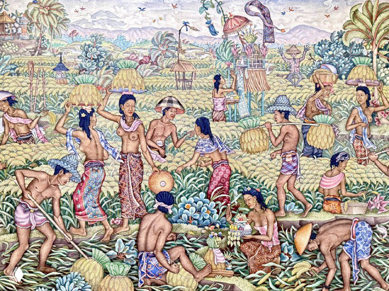 Большая панельная сцена балийской живописи: коллективный труд и пейзаж в пастельных и зелёных тонах с множеством персонажей.