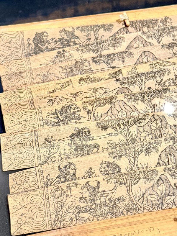 Ряды лонтаров — тонкие иллюстрированные пальмовые листья с разнообразными миниатюрными сценами и орнаментом, показанные крупным планом.