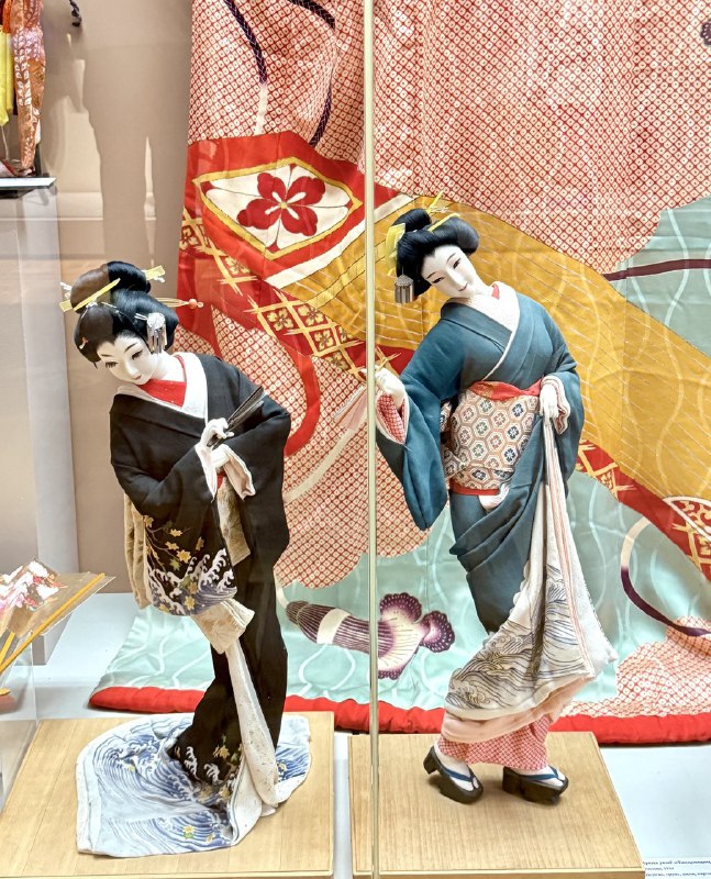 Две изящные японские куклы в кимоно за стеклом — пример театральных костюмов и утончённой пластики из раздела о кабуки.