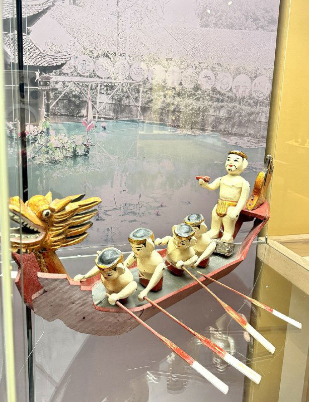 Маленькие фигурки на лодке — сценический сюжет театра кукол на воде, один из ярких экспонатов выставки в Музее Востока.