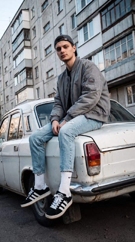 Старая волга во дворе