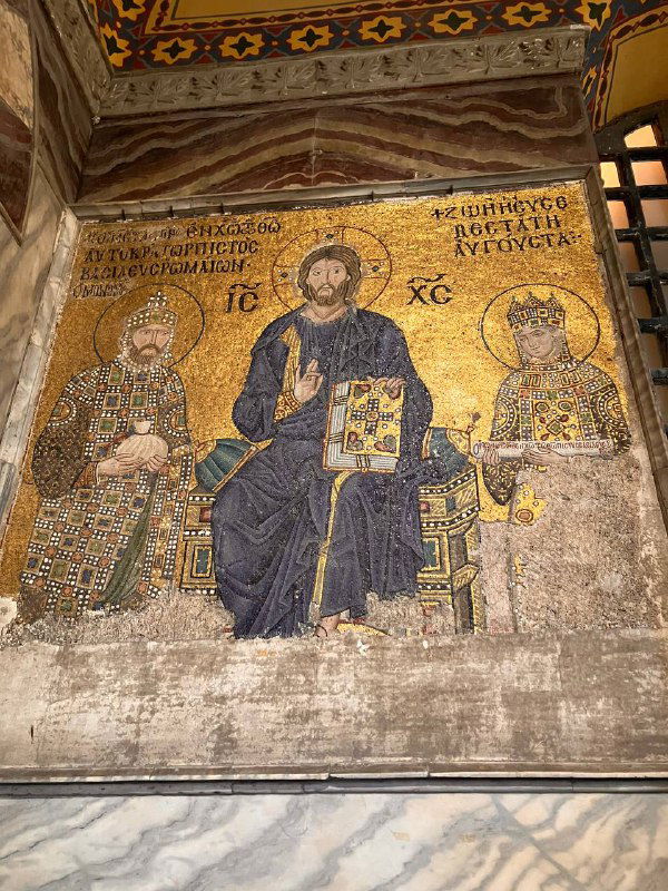 Крупный план мозаичной иконы в соборе: изображение Христа в окружении святых, золотая палитра и фактура древней настенной мозаики.