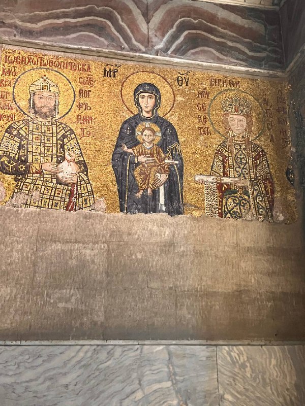Фреска-мозаика внутри собора Святой Софии: изображение Богородицы с младенцем в центральной части, по бокам — святые, золотой фон и декоративные элементы.