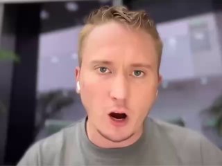 Кадр с записанного эфира: выступление молодого мужчины в наушниках, эмоциональная мимика, размытый фон экрана