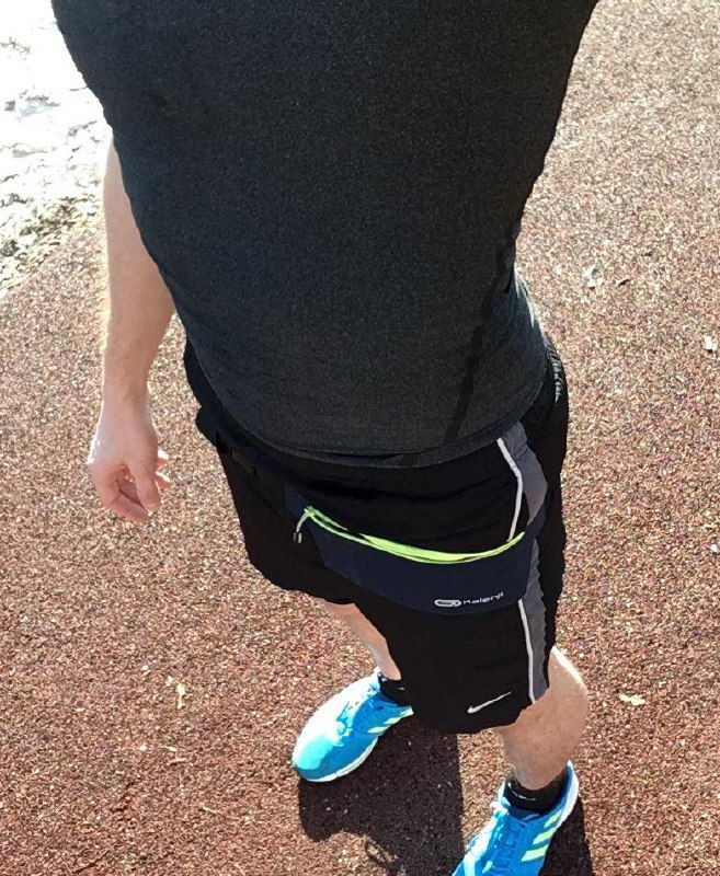 Нижняя часть тела автора и кроссовки Altra на беговой дорожке — видны широкая носочная часть и посадка обуви при походке и пробежке.