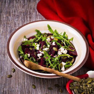 Простой салат со свёклой, фетой и рукколой