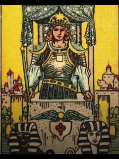 Карта 'Колесница' (VII): вооружённый возница в доспехах, два сфинкса спереди, звезда над головой и город на заднем плане.