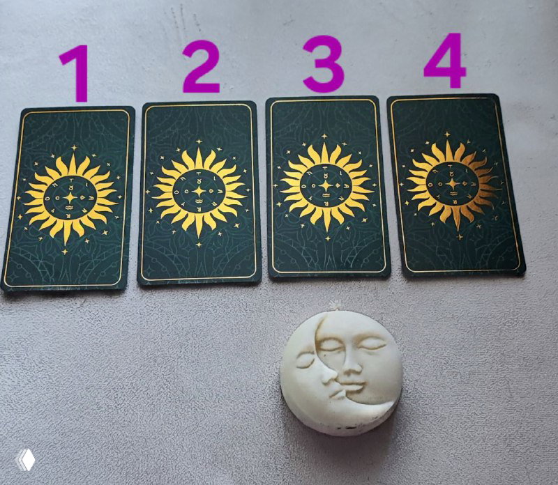 Фотография: четыре закрытые карты таро, пронумерованные сверху цифрами 1–4, и круглый декоративный объект с лицом на светлом фоне — расклад для выбора карты.