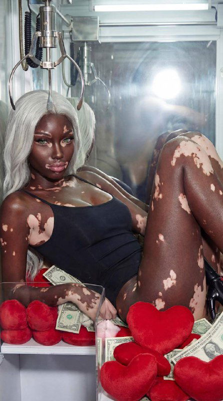 Сцена в автомате: модель расслаблена на фоне красных сердечек и банкнот, отражения на стекле и студийное освещение создают фотореалистичный эффект.