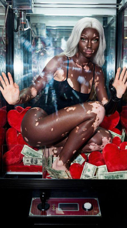 Динамичный кадр: модель в чёрном боди в стеклянной кабине-игровом автомате, красные мягкие сердца и купюры внизу, акцент на позе и выражении лица.