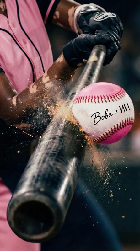 Крупный план контакта биты и мяча с искрами и пылью, видна текстура рукояти биты и детальные частицы при ударе в замедлении.