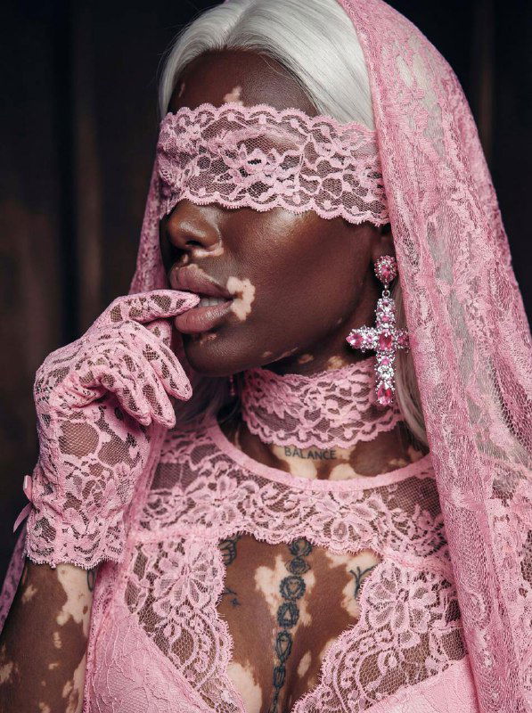 Боковой портрет той же модели в кружевном платке и серьгой‑крестом; демонстрация мелких деталей и плотности текстур изображения.