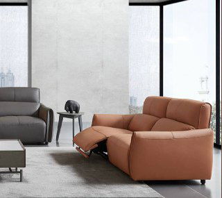 Два дивана (серый и коричневый) Cowhide в интерьере, показаны реклайнеры в рабочем положении и общая композиция.