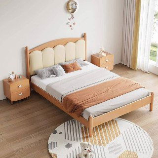 Вид сбоку на детскую кровать из дуба с уложенным постельным комплектом: подушки, одеяло и аккуратный тёплый плед в интерьере.