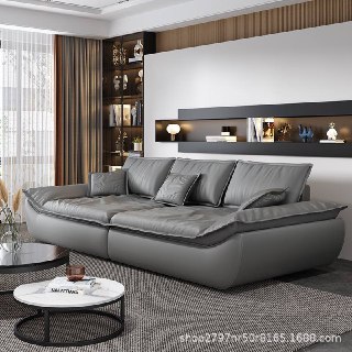 Серый диван в стиле Галеон в оформленной гостиной, боковой ракурс показывает мягкие подушки и обивку нейтрального оттенка, журнальный стол рядом.