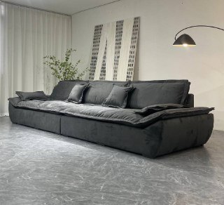 Темный тканевый диван Галеон на мраморном полу, вид в интерьере с настенным декором и торшером, современный минимализм в гостиной.