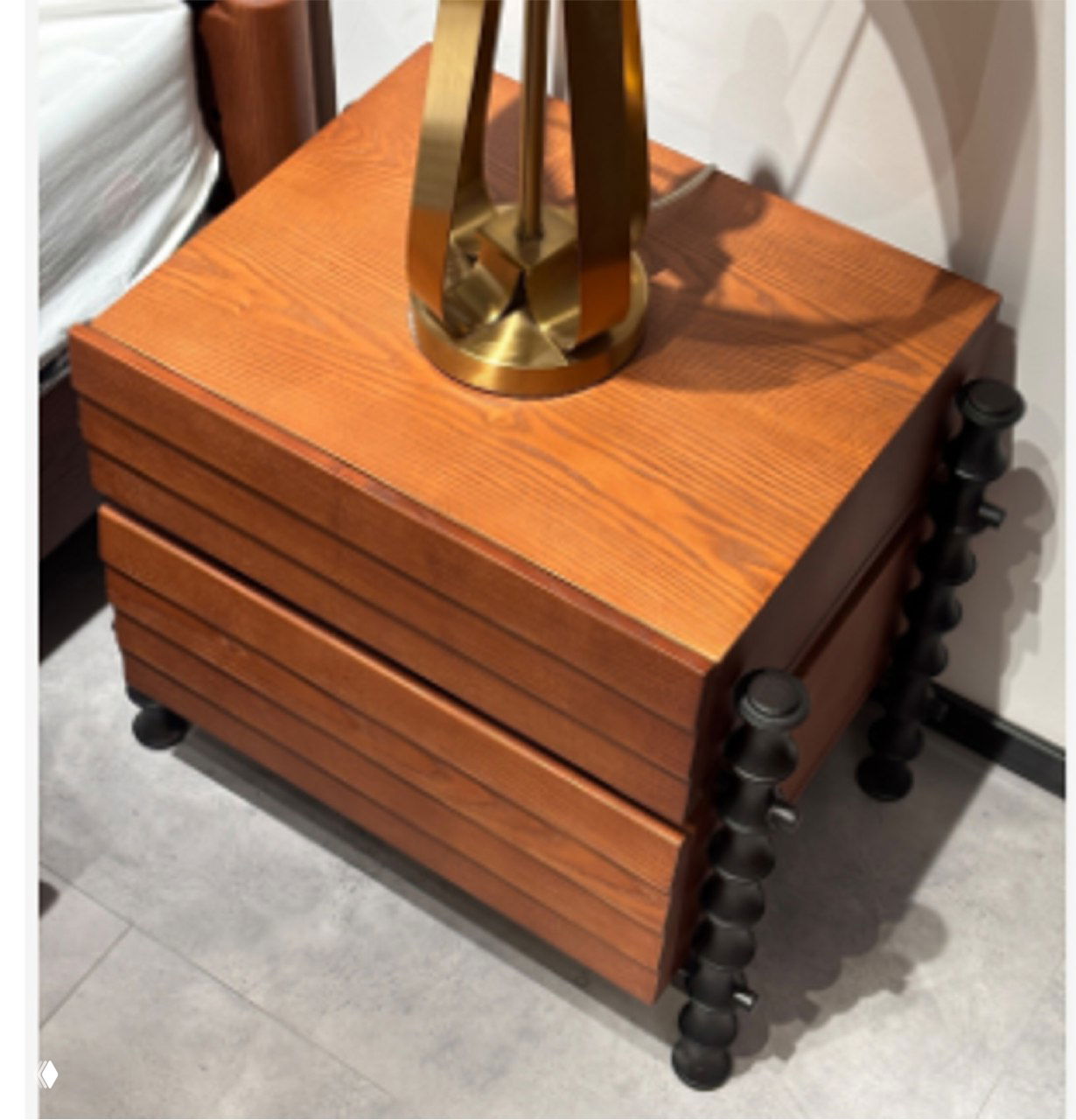 Прикроватная тумбочка из ясеня — натуральная роскошь