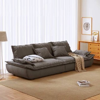 Темно-серый диван Галеон на бежевом ковре, показана посадочная глубина и декоративные подушки, интерьер с деревянной мебелью.