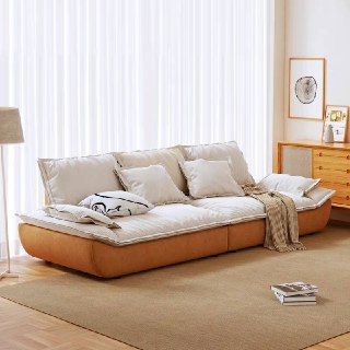 Светло-бежевый диван Галеон с подушками и текстильным пледом, общий вид на модель в интерьерной постановке с журнальным столом.