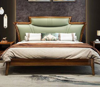 Крупный план центральной части кровати с кожаным изголовьем и деревянной панелью; видна отделка, строчка на обивке и обрамление из редкой породы Эбони.